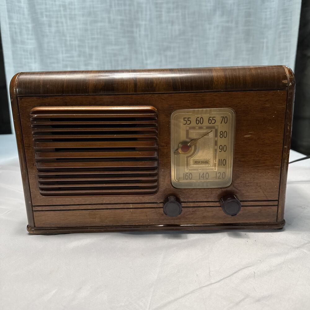 1940s RCA VICTOR Tube Radio Art Deco Standard Broadcast Wood Body Rare untested